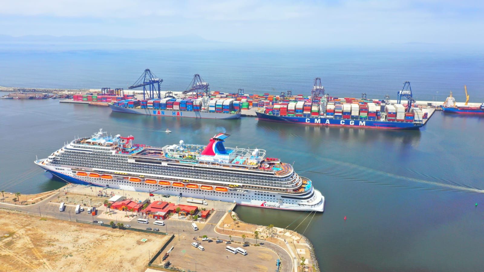 Hutchison Ports EIT recibe dos megabuques portacontenedores