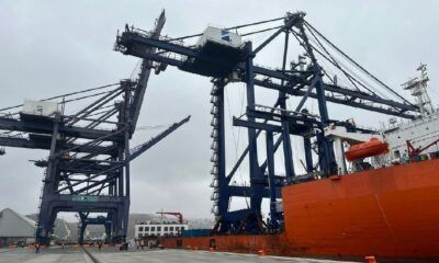 Hutchison Ports ICAVE moderniza operación con 226 mdp En Concreto La terminal portuaria Hutchison Ports ICAVE concretó una inversión de 226 millones de pesos —equivalente a 11.6 millones de dólares— para integrar una grúa de muelle de última generación a su infraestructura operativa. Se trata del modelo TS2410724-2025, desarrollado por la firma china Shanghai Zhenhua Heavy Industries Co. Ltd. (ZPMC). La nueva grúa, operada a distancia desde una sala de control (ROS), cuenta con tecnología avanzada que permite un alcance de brazo de hasta 68 metros, adecuado para buques con capacidad de 24 filas de contenedores. Su sistema eléctrico permite levantar 65 toneladas con spreader y hasta 81 con gancho, capacidad suficiente para maniobras especializadas sin perder eficiencia, informó la empresa. Este equipo opera con una demanda de 13.2 kilovoltios y mantiene un factor de potencia entre 0.9 y 1, lo que reduce el impacto ambiental al disminuir el uso de combustibles fósiles. Con este componente, la terminal busca reforzar sus estándares de sostenibilidad. “Con esta adquisición, ICAVE suma cuatro grúas de similares características, fortaleciendo sus operaciones frente a buque y consolidándose como una de las terminales más modernas y sostenibles del Golfo de México”, afirmó Susana Díaz Virgen, gerente general de la terminal. Detalló que la nueva grúa entrará en operación en agosto de 2025, una vez concluido el proceso técnico de puesta en marcha. La compra se alinea con la estrategia global NET Zero de Hutchison Ports, que busca reducir 54.6% de sus emisiones directas e indirectas de gases de efecto invernadero para 2033, y alcanzar la neutralidad de carbono en toda su cadena de valor en 2050. Como parte de su plan de modernización, ICAVE también contempla ampliar su flota con nuevos equipos eléctricos durante 2025 y 2026. La lista incluye una grúa para contenedores vacíos, tres Reach Stackers de carga pesada, cinco grúas RTG y seis tractores autónomos. La empresa busca así consolidar una operación más limpia, segura y eficiente. Las nuevas adquisiciones forman parte de un programa internacional de renovación tecnológica impulsado por Hutchison Ports, con el objetivo de mejorar el desempeño de sus terminales y avanzar hacia la descarbonización del sector logístico.