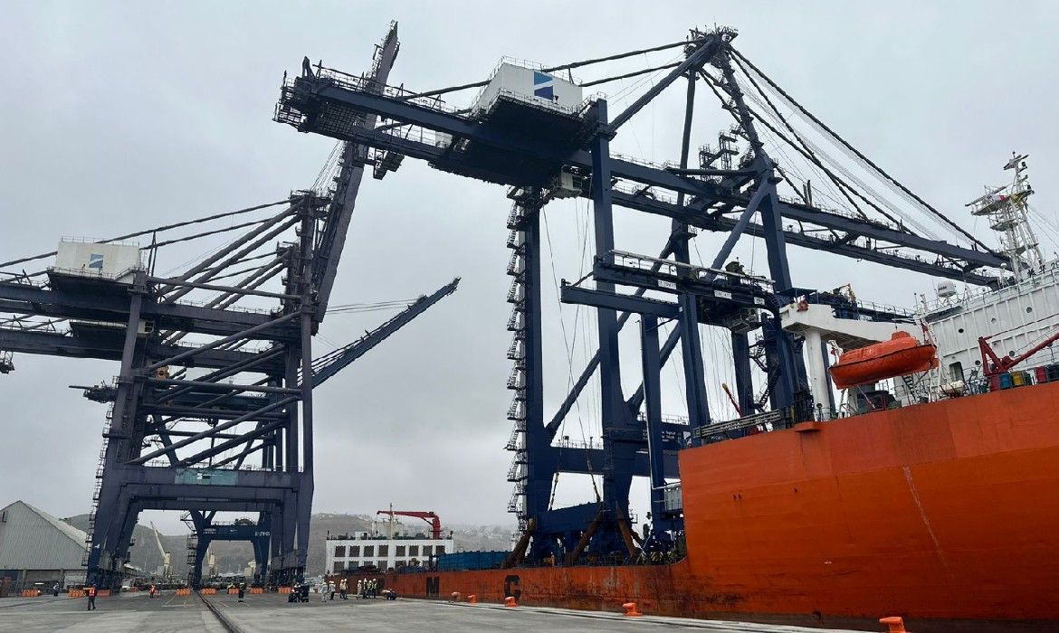 Hutchison Ports ICAVE moderniza operación con 226 mdp En Concreto La terminal portuaria Hutchison Ports ICAVE concretó una inversión de 226 millones de pesos —equivalente a 11.6 millones de dólares— para integrar una grúa de muelle de última generación a su infraestructura operativa. Se trata del modelo TS2410724-2025, desarrollado por la firma china Shanghai Zhenhua Heavy Industries Co. Ltd. (ZPMC). La nueva grúa, operada a distancia desde una sala de control (ROS), cuenta con tecnología avanzada que permite un alcance de brazo de hasta 68 metros, adecuado para buques con capacidad de 24 filas de contenedores. Su sistema eléctrico permite levantar 65 toneladas con spreader y hasta 81 con gancho, capacidad suficiente para maniobras especializadas sin perder eficiencia, informó la empresa. Este equipo opera con una demanda de 13.2 kilovoltios y mantiene un factor de potencia entre 0.9 y 1, lo que reduce el impacto ambiental al disminuir el uso de combustibles fósiles. Con este componente, la terminal busca reforzar sus estándares de sostenibilidad. “Con esta adquisición, ICAVE suma cuatro grúas de similares características, fortaleciendo sus operaciones frente a buque y consolidándose como una de las terminales más modernas y sostenibles del Golfo de México”, afirmó Susana Díaz Virgen, gerente general de la terminal. Detalló que la nueva grúa entrará en operación en agosto de 2025, una vez concluido el proceso técnico de puesta en marcha. La compra se alinea con la estrategia global NET Zero de Hutchison Ports, que busca reducir 54.6% de sus emisiones directas e indirectas de gases de efecto invernadero para 2033, y alcanzar la neutralidad de carbono en toda su cadena de valor en 2050. Como parte de su plan de modernización, ICAVE también contempla ampliar su flota con nuevos equipos eléctricos durante 2025 y 2026. La lista incluye una grúa para contenedores vacíos, tres Reach Stackers de carga pesada, cinco grúas RTG y seis tractores autónomos. La empresa busca así consolidar una operación más limpia, segura y eficiente. Las nuevas adquisiciones forman parte de un programa internacional de renovación tecnológica impulsado por Hutchison Ports, con el objetivo de mejorar el desempeño de sus terminales y avanzar hacia la descarbonización del sector logístico.