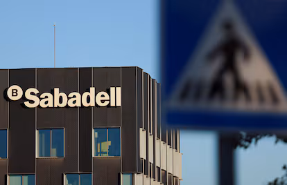 Ante accionistas de Sabadell defienden rechazo de OPA hostil