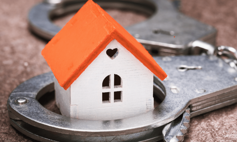 FGJCDMX detiene a hombre acusado de fraude inmobiliario