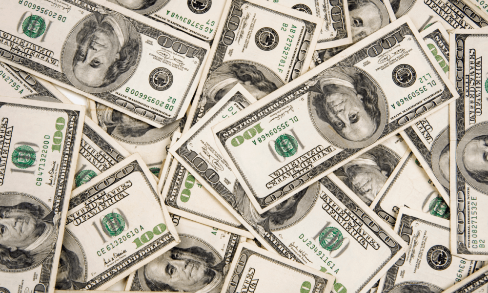 Se fortalece peso por debilidad del dólar