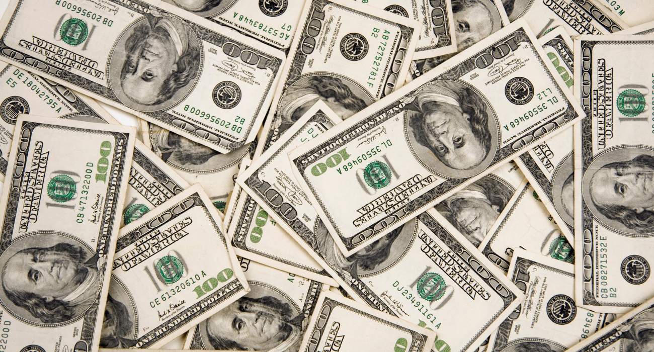 Se fortalece peso por debilidad del dólar