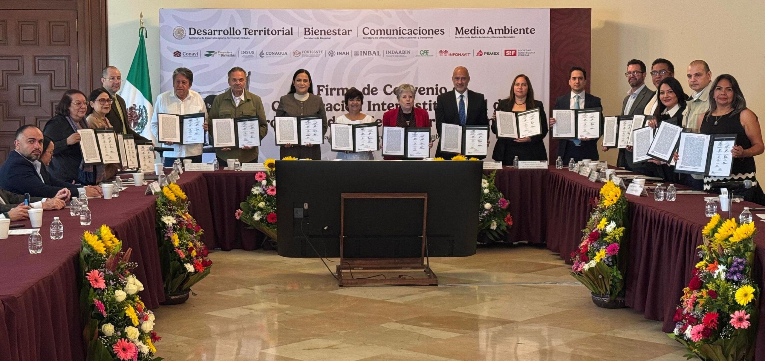 Firman convenio para construir 1.8 millones de viviendas en México