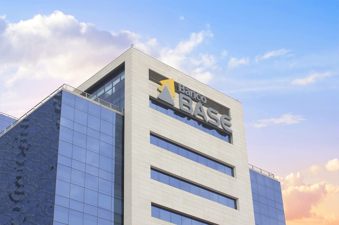 S&P mejora calificación de Banco y Casa de Bolsa Base