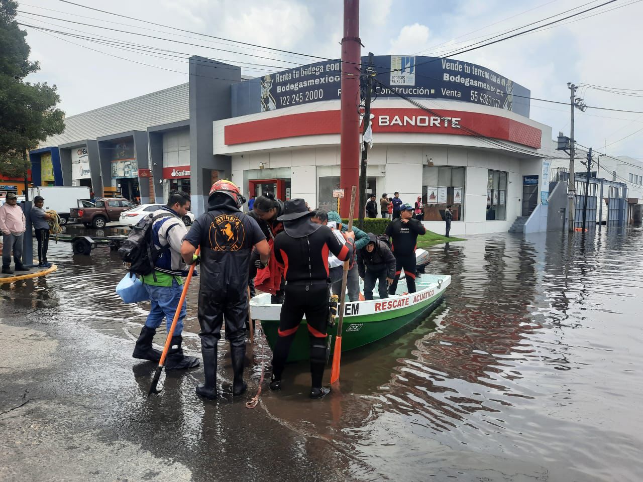 Apoyan a poblaciones afectadas por inundaciones de Veracruz y Puebla
