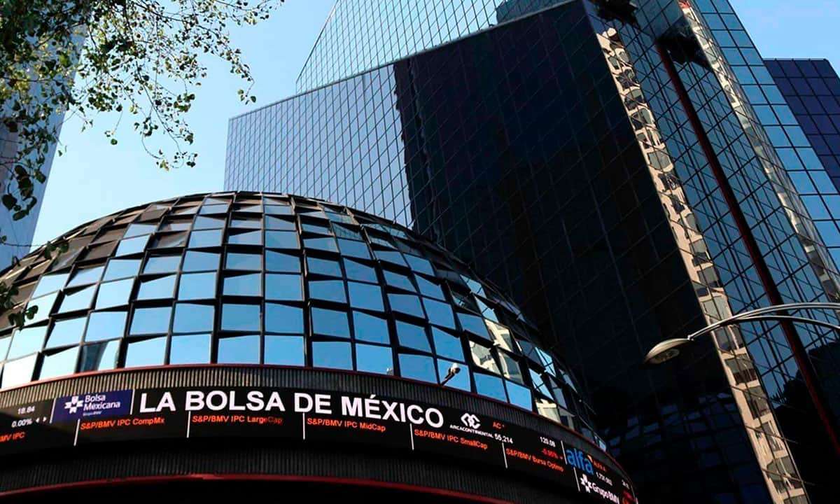 La Bolsa Mexicana de Valores (BMV) advirtió que en internet y redes sociales circulan videos falsos que usan la imagen de la BMV, de su presidente del Consejo de Administración Marcos Ramírez Gavica, así como de otras personas morales.
