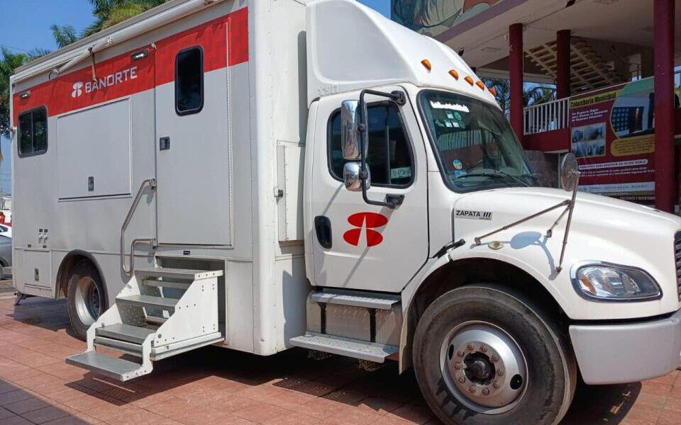 Banorte ubica unidad móvil en Poza Rica