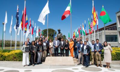 Certifican a primera generación de técnicos en agricultura sustentable En Concreto En el marco del convenio de colaboración de Gruma con el Centro Internacional de Mejoramiento de Maíz y Trigo (CIMMYT), se informó que, se graduó la primera generación de Técnicos Certificados en Agricultura Sustentable Gruma 2024-2025, avalados por el (CIMMYT) y la Secretaría de Agricultura y Desarrollo Rural (Sader). Con el propósito de ser impulsores de la soberanía alimentaria con producción de maíz para el consumo humano en México, este organismo capacitó durante un año a los quince especialistas que obtuvieron la certificación, para que contribuyan a implementar un nuevo modelo sustentable en las regiones Noroeste, Noreste, Occidente-Bajío y Sur-sureste del país. La ceremonia de graduación del curso se realizó en las instalaciones del CIMMYT en la localidad El Batán, en Texcoco, Estado de México. Con esto, los nuevos Técnicos Certificados (TC) se convirtieron en la primera generación de una empresa del sector privado que se certifica en el país. Durante los meses que duró el curso, los TC trabajaron directamente con 30 productores de maíz de Sinaloa en acciones de agricultura sustentable y regenerativa que impactaron en un total de 1,900 hectáreas. En la capacitación se consideraron estos indicadores de sustentabilidad: salud de suelo, cambio climático, recursos hídricos, biodiversidad y medios de vida; impactando de manera positiva en la: • Conservación de Recursos Naturales. • Calidad de vida (seguridad alimentaria, nutrición y salud). • Rentabilidad, productividad y acceso a mercados para los agricultores. • Aplicación de tecnologías sustentables en la producción de maíz blanco. Cabe mencionar que el convenio de colaboración entre Gruma y el CIMMYT tiene como objetivo conjuntar recursos y acciones para la implementación del proyecto de investigación y desarrollo aplicado que se denomina “Proyecto de Sustentabilidad Gruma: Impulsando sistemas agroalimentarios sostenibles en esquemas de producción intensivos”. Las metas principales del proyecto son: • Establecer un modelo que permita medir el grado de sustentabilidad en la producción de maíz, contribuyendo a la soberanía alimentaria del país. • Alinear la guía de principios de sustentabilidad del CIMMYT y el sistema de proveeduría de Gruma para desarrollar grados de sustentabilidad ajustados a las particularidades agroecológicas y socioeconómicas de las regiones involucradas. • Identificar áreas técnicas dentro de la agricultura en las que sea posible alcanzar la sustentabilidad. • Desarrollar de capacidades para acompañar a los productores mexicanos de maíz hacia prácticas agrícolas sustentables. Con la certificación, los TC están capacitados para dar respuesta directa a los desafíos actuales que enfrenta la agricultura a nivel global, desde la seguridad alimentaria hasta el cambio climático. Asimismo, forman parte formalmente de la Red Latinoamericana de Técnicos Certificados en Agricultura Sustentable.