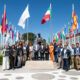 Certifican a primera generación de técnicos en agricultura sustentable En Concreto En el marco del convenio de colaboración de Gruma con el Centro Internacional de Mejoramiento de Maíz y Trigo (CIMMYT), se informó que, se graduó la primera generación de Técnicos Certificados en Agricultura Sustentable Gruma 2024-2025, avalados por el (CIMMYT) y la Secretaría de Agricultura y Desarrollo Rural (Sader). Con el propósito de ser impulsores de la soberanía alimentaria con producción de maíz para el consumo humano en México, este organismo capacitó durante un año a los quince especialistas que obtuvieron la certificación, para que contribuyan a implementar un nuevo modelo sustentable en las regiones Noroeste, Noreste, Occidente-Bajío y Sur-sureste del país. La ceremonia de graduación del curso se realizó en las instalaciones del CIMMYT en la localidad El Batán, en Texcoco, Estado de México. Con esto, los nuevos Técnicos Certificados (TC) se convirtieron en la primera generación de una empresa del sector privado que se certifica en el país. Durante los meses que duró el curso, los TC trabajaron directamente con 30 productores de maíz de Sinaloa en acciones de agricultura sustentable y regenerativa que impactaron en un total de 1,900 hectáreas. En la capacitación se consideraron estos indicadores de sustentabilidad: salud de suelo, cambio climático, recursos hídricos, biodiversidad y medios de vida; impactando de manera positiva en la: • Conservación de Recursos Naturales. • Calidad de vida (seguridad alimentaria, nutrición y salud). • Rentabilidad, productividad y acceso a mercados para los agricultores. • Aplicación de tecnologías sustentables en la producción de maíz blanco. Cabe mencionar que el convenio de colaboración entre Gruma y el CIMMYT tiene como objetivo conjuntar recursos y acciones para la implementación del proyecto de investigación y desarrollo aplicado que se denomina “Proyecto de Sustentabilidad Gruma: Impulsando sistemas agroalimentarios sostenibles en esquemas de producción intensivos”. Las metas principales del proyecto son: • Establecer un modelo que permita medir el grado de sustentabilidad en la producción de maíz, contribuyendo a la soberanía alimentaria del país. • Alinear la guía de principios de sustentabilidad del CIMMYT y el sistema de proveeduría de Gruma para desarrollar grados de sustentabilidad ajustados a las particularidades agroecológicas y socioeconómicas de las regiones involucradas. • Identificar áreas técnicas dentro de la agricultura en las que sea posible alcanzar la sustentabilidad. • Desarrollar de capacidades para acompañar a los productores mexicanos de maíz hacia prácticas agrícolas sustentables. Con la certificación, los TC están capacitados para dar respuesta directa a los desafíos actuales que enfrenta la agricultura a nivel global, desde la seguridad alimentaria hasta el cambio climático. Asimismo, forman parte formalmente de la Red Latinoamericana de Técnicos Certificados en Agricultura Sustentable.