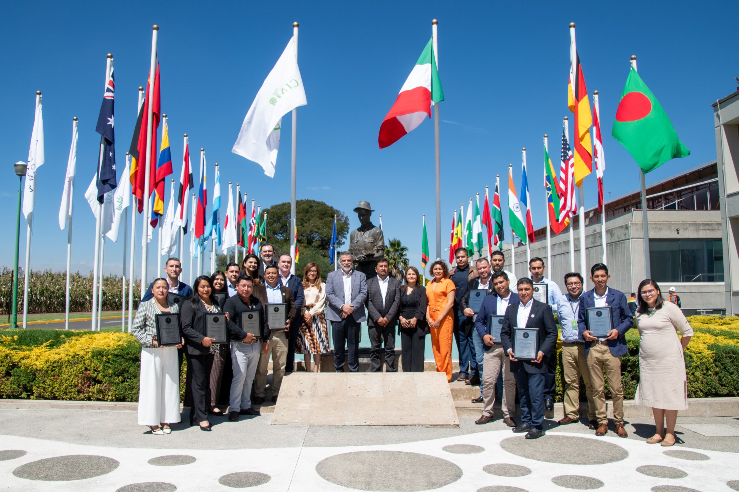 Certifican a primera generación de técnicos en agricultura sustentable En Concreto En el marco del convenio de colaboración de Gruma con el Centro Internacional de Mejoramiento de Maíz y Trigo (CIMMYT), se informó que, se graduó la primera generación de Técnicos Certificados en Agricultura Sustentable Gruma 2024-2025, avalados por el (CIMMYT) y la Secretaría de Agricultura y Desarrollo Rural (Sader). Con el propósito de ser impulsores de la soberanía alimentaria con producción de maíz para el consumo humano en México, este organismo capacitó durante un año a los quince especialistas que obtuvieron la certificación, para que contribuyan a implementar un nuevo modelo sustentable en las regiones Noroeste, Noreste, Occidente-Bajío y Sur-sureste del país. La ceremonia de graduación del curso se realizó en las instalaciones del CIMMYT en la localidad El Batán, en Texcoco, Estado de México. Con esto, los nuevos Técnicos Certificados (TC) se convirtieron en la primera generación de una empresa del sector privado que se certifica en el país. Durante los meses que duró el curso, los TC trabajaron directamente con 30 productores de maíz de Sinaloa en acciones de agricultura sustentable y regenerativa que impactaron en un total de 1,900 hectáreas. En la capacitación se consideraron estos indicadores de sustentabilidad: salud de suelo, cambio climático, recursos hídricos, biodiversidad y medios de vida; impactando de manera positiva en la: • Conservación de Recursos Naturales. • Calidad de vida (seguridad alimentaria, nutrición y salud). • Rentabilidad, productividad y acceso a mercados para los agricultores. • Aplicación de tecnologías sustentables en la producción de maíz blanco. Cabe mencionar que el convenio de colaboración entre Gruma y el CIMMYT tiene como objetivo conjuntar recursos y acciones para la implementación del proyecto de investigación y desarrollo aplicado que se denomina “Proyecto de Sustentabilidad Gruma: Impulsando sistemas agroalimentarios sostenibles en esquemas de producción intensivos”. Las metas principales del proyecto son: • Establecer un modelo que permita medir el grado de sustentabilidad en la producción de maíz, contribuyendo a la soberanía alimentaria del país. • Alinear la guía de principios de sustentabilidad del CIMMYT y el sistema de proveeduría de Gruma para desarrollar grados de sustentabilidad ajustados a las particularidades agroecológicas y socioeconómicas de las regiones involucradas. • Identificar áreas técnicas dentro de la agricultura en las que sea posible alcanzar la sustentabilidad. • Desarrollar de capacidades para acompañar a los productores mexicanos de maíz hacia prácticas agrícolas sustentables. Con la certificación, los TC están capacitados para dar respuesta directa a los desafíos actuales que enfrenta la agricultura a nivel global, desde la seguridad alimentaria hasta el cambio climático. Asimismo, forman parte formalmente de la Red Latinoamericana de Técnicos Certificados en Agricultura Sustentable.