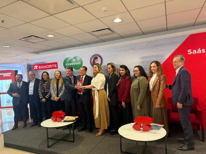 Recibe Insignia Saásil por apoyo a mujeres empresarias