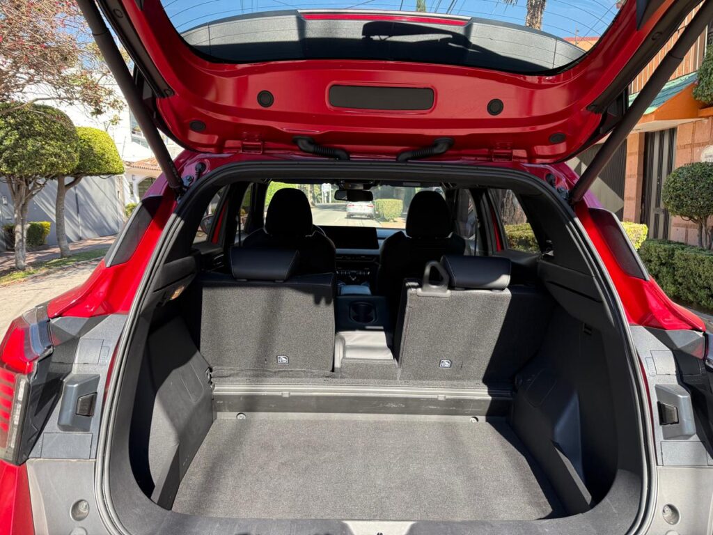 Outlander sorprende en su manejo y espacio interior