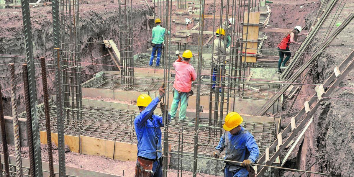 Valor producción de la construcción baja 15.39 anual por sector público