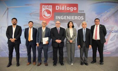 El desarrollo profesional del ingeniero del siglo XXI exige una formación sólida que combine conocimientos técnicos con el uso estratégico de las tecnologías emergentes. Así lo destacó Agustín Breña Naranjo, coordinador de Hidráulica del Instituto de Ingeniería de la UNAM, durante la conferencia “De las aulas a la práctica: desarrollo profesional para ingenieros en el siglo 21”, realizada este lunes en las instalaciones del Colegio de Ingenieros Civiles de México (CICM). Nuevas exigencias para la formación del ingeniero El presidente del XL Consejo Directivo del CICM, Mauricio Jessurun Solomou, señaló que los futuros ingenieros se forman hoy en un entorno marcado por el acceso abundante a la información, metodologías pedagógicas dinámicas, plataformas de aprendizaje en línea y, más recientemente, herramientas de inteligencia artificial que han transformado la manera en que adquieren conocimiento. “Más allá del cambio tecnológico, el verdadero desafío es comprender la transformación del proceso formativo: de un modelo basado en la memorización, a uno que requiere pensamiento crítico, capacidad de adaptación, innovación y una comprensión sistémica de los retos”, destacó Jessurun. Subrayó que fortalecer la dimensión humana de la ingeniería será fundamental para responder, con integridad, a los desafíos futuros. Tecnología, innovación y complejidad creciente Durante su intervención, Breña Naranjo explicó que las nuevas generaciones egresan con mayor acceso a información y mejores capacidades, pero enfrentan un entorno global más complejo debido a la aceleración tecnológica. Detalló que diversas ramas de la ingeniería ya desarrollan herramientas y servicios basados en tecnología que están transformando profundamente al sector. Ejemplificó este cambio con avances en construcción, agua y energía: Nuevos aditivos para concreto que capturan carbono. Gestión inteligente de la demanda de agua. Tecnologías para condensación atmosférica y desalinización. Uso intensivo de datos, economía circular y sistemas descentralizados para reducir contaminantes. Transición energética con turbinas de pequeña escala. Nuevos modelos de financiamiento verde para infraestructura sustentable. Inteligencia Artificial: asistente hoy, creadora mañana Al referirse a la Inteligencia Artificial (IA), Breña señaló que actualmente automatiza tareas repetitivas, análisis financiero, organización y programación. En un plazo de cinco años —anticipó— la IA funcionará como un asistente de proyectos permanente, capaz de ejecutar tareas especializadas y elaborar propuestas técnico-económicas. En un horizonte de 10 años, proyectó que la IA: Creará nueva tecnología. Gestionará organizaciones. Automatizará procesos constructivos. Propondrá nuevas leyes y regulaciones. Estos avances permitirán mayor eficiencia, costos más accesibles y soluciones más inteligentes. Añadió que la creatividad será clave para que los ingenieros mantengan su relevancia profesional y no sean reemplazados por la IA. En ese sentido, anunció que el Instituto de Ingeniería de la UNAM impartirá a partir del próximo año la nueva asignatura Inteligencia Artificial aplicada a los recursos hídricos. Formación con sentido humano y visión ética Breña Naranjo enfatizó que la ingeniería debe traducirse en soluciones que beneficien a toda la sociedad mexicana. “El propósito último de la profesión es contribuir al desarrollo colectivo mediante innovación con sentido humano”, afirmó. Academia, industria y gremio: una alianza indispensable En los comentarios finales, Carlos Alfonso Herrera Anda, vicepresidente de Desarrollo Académico y Fomento a la Innovación del CICM, recordó que la universidad no puede permanecer aislada del entorno laboral, empresarial y social. Consideró que la formación profesional debe vincularse desde el primer día con la industria y el gremio, incluso cuando cada sector avance a ritmos distintos. Señaló que los planes de estudio suelen diseñarse con años de anticipación y sus impactos se observan en el largo plazo, por lo que es fundamental anticipar las necesidades futuras del sector. Subrayó que las tecnologías emergentes deben asumirse como herramientas esenciales que requieren pensamiento crítico y adaptación permanente. Respecto al profesorado, destacó la necesidad de un nuevo perfil docente que forme estudiantes críticos y creativos, más allá del modelo memorístico. Finalmente, llamó al CICM a actuar como un puente entre generaciones mediante mentorías, educación continua y la eventual certificación obligatoria para asegurar la calidad profesional ante la creciente diversidad de modelos educativos.