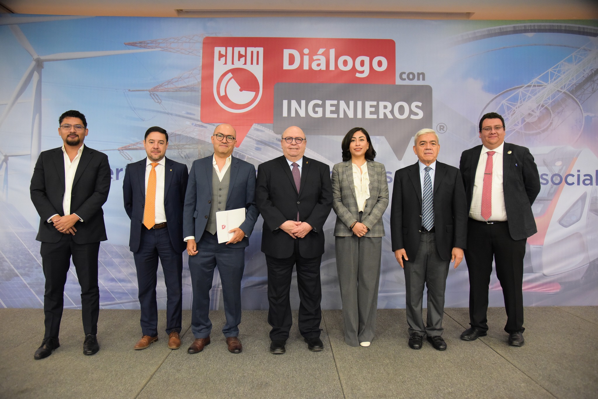 El desarrollo profesional del ingeniero del siglo XXI exige una formación sólida que combine conocimientos técnicos con el uso estratégico de las tecnologías emergentes. Así lo destacó Agustín Breña Naranjo, coordinador de Hidráulica del Instituto de Ingeniería de la UNAM, durante la conferencia “De las aulas a la práctica: desarrollo profesional para ingenieros en el siglo 21”, realizada este lunes en las instalaciones del Colegio de Ingenieros Civiles de México (CICM). Nuevas exigencias para la formación del ingeniero El presidente del XL Consejo Directivo del CICM, Mauricio Jessurun Solomou, señaló que los futuros ingenieros se forman hoy en un entorno marcado por el acceso abundante a la información, metodologías pedagógicas dinámicas, plataformas de aprendizaje en línea y, más recientemente, herramientas de inteligencia artificial que han transformado la manera en que adquieren conocimiento. “Más allá del cambio tecnológico, el verdadero desafío es comprender la transformación del proceso formativo: de un modelo basado en la memorización, a uno que requiere pensamiento crítico, capacidad de adaptación, innovación y una comprensión sistémica de los retos”, destacó Jessurun. Subrayó que fortalecer la dimensión humana de la ingeniería será fundamental para responder, con integridad, a los desafíos futuros. Tecnología, innovación y complejidad creciente Durante su intervención, Breña Naranjo explicó que las nuevas generaciones egresan con mayor acceso a información y mejores capacidades, pero enfrentan un entorno global más complejo debido a la aceleración tecnológica. Detalló que diversas ramas de la ingeniería ya desarrollan herramientas y servicios basados en tecnología que están transformando profundamente al sector. Ejemplificó este cambio con avances en construcción, agua y energía: Nuevos aditivos para concreto que capturan carbono. Gestión inteligente de la demanda de agua. Tecnologías para condensación atmosférica y desalinización. Uso intensivo de datos, economía circular y sistemas descentralizados para reducir contaminantes. Transición energética con turbinas de pequeña escala. Nuevos modelos de financiamiento verde para infraestructura sustentable. Inteligencia Artificial: asistente hoy, creadora mañana Al referirse a la Inteligencia Artificial (IA), Breña señaló que actualmente automatiza tareas repetitivas, análisis financiero, organización y programación. En un plazo de cinco años —anticipó— la IA funcionará como un asistente de proyectos permanente, capaz de ejecutar tareas especializadas y elaborar propuestas técnico-económicas. En un horizonte de 10 años, proyectó que la IA: Creará nueva tecnología. Gestionará organizaciones. Automatizará procesos constructivos. Propondrá nuevas leyes y regulaciones. Estos avances permitirán mayor eficiencia, costos más accesibles y soluciones más inteligentes. Añadió que la creatividad será clave para que los ingenieros mantengan su relevancia profesional y no sean reemplazados por la IA. En ese sentido, anunció que el Instituto de Ingeniería de la UNAM impartirá a partir del próximo año la nueva asignatura Inteligencia Artificial aplicada a los recursos hídricos. Formación con sentido humano y visión ética Breña Naranjo enfatizó que la ingeniería debe traducirse en soluciones que beneficien a toda la sociedad mexicana. “El propósito último de la profesión es contribuir al desarrollo colectivo mediante innovación con sentido humano”, afirmó. Academia, industria y gremio: una alianza indispensable En los comentarios finales, Carlos Alfonso Herrera Anda, vicepresidente de Desarrollo Académico y Fomento a la Innovación del CICM, recordó que la universidad no puede permanecer aislada del entorno laboral, empresarial y social. Consideró que la formación profesional debe vincularse desde el primer día con la industria y el gremio, incluso cuando cada sector avance a ritmos distintos. Señaló que los planes de estudio suelen diseñarse con años de anticipación y sus impactos se observan en el largo plazo, por lo que es fundamental anticipar las necesidades futuras del sector. Subrayó que las tecnologías emergentes deben asumirse como herramientas esenciales que requieren pensamiento crítico y adaptación permanente. Respecto al profesorado, destacó la necesidad de un nuevo perfil docente que forme estudiantes críticos y creativos, más allá del modelo memorístico. Finalmente, llamó al CICM a actuar como un puente entre generaciones mediante mentorías, educación continua y la eventual certificación obligatoria para asegurar la calidad profesional ante la creciente diversidad de modelos educativos.