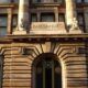 Banxico baja tasa de referencia con decisión dividida