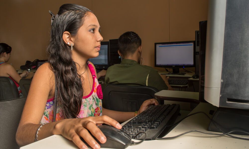 CEPAL alerta exclusión juvenil en América Latina por brecha educativa digital
