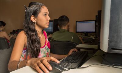 CEPAL alerta exclusión juvenil en América Latina por brecha educativa digital