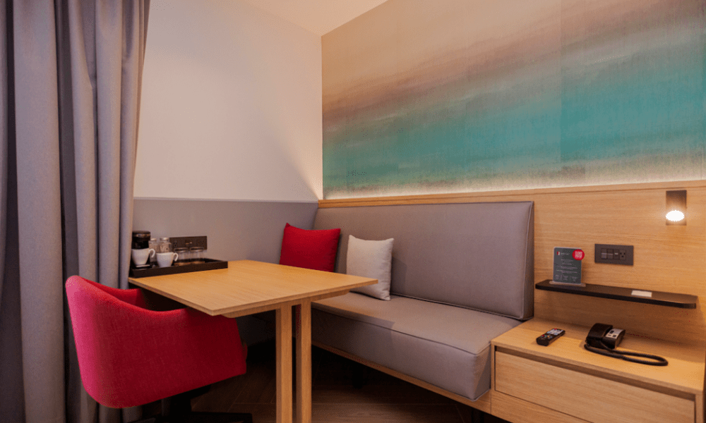 Fiesta Inn lanza nuevo prototipo de habitación para viajeros de negocios