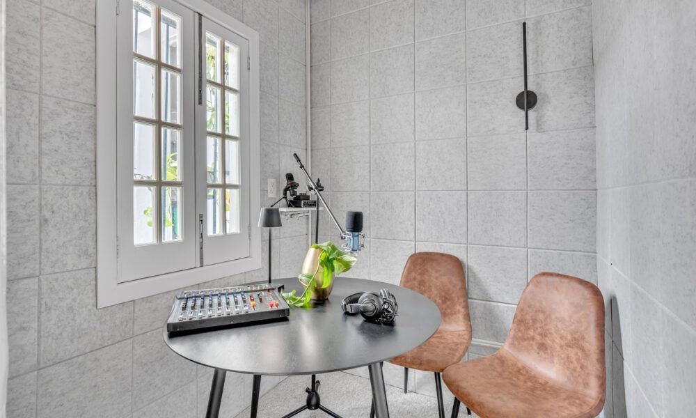 Inhouse lanza cabina profesional de podcast en Roma Norte