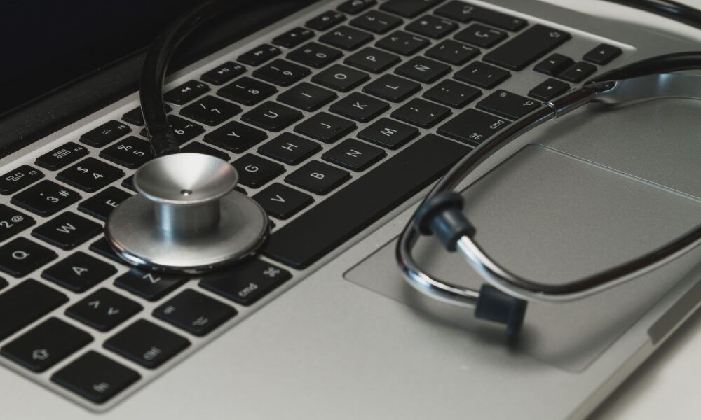 Sector salud lidera costos de ciberseguridad por 12 años