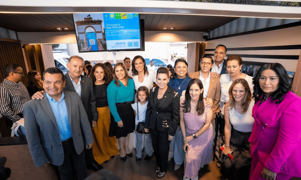 León inaugura módulo turístico en Plaza Expiatorio