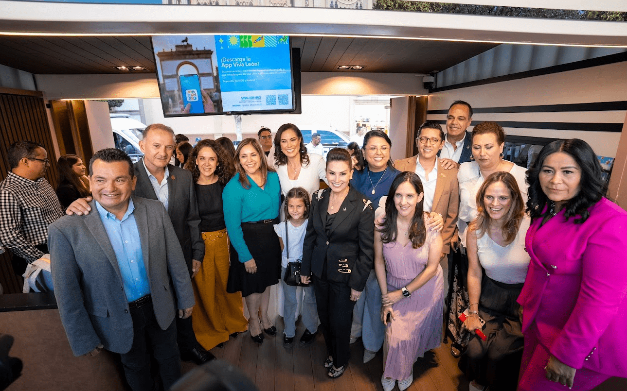 León inaugura módulo turístico en Plaza Expiatorio