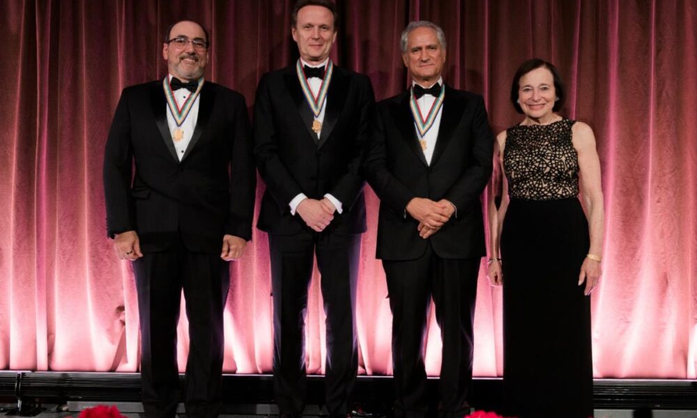 Alejandro Soberón recibe la Medalla de Oro 2026 de Americas Society