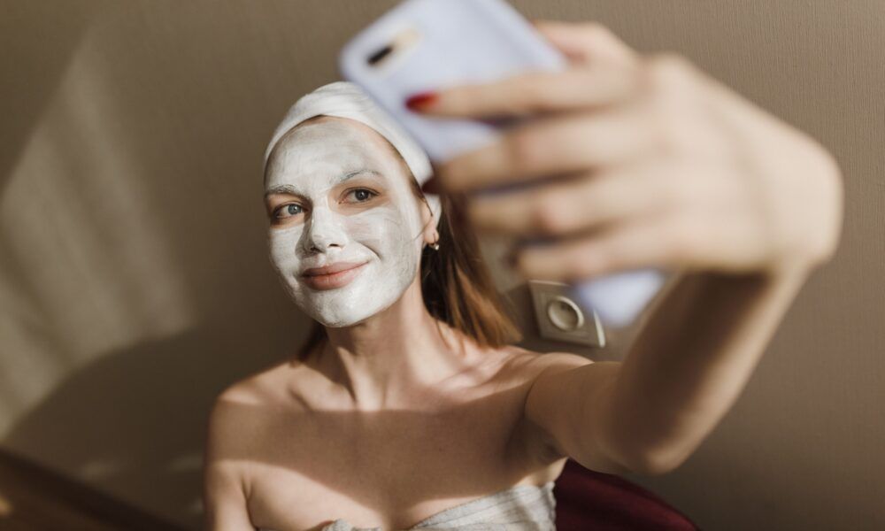 Por qué las marcas buscan dermatólogos e influencers de skincare