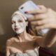 Por qué las marcas buscan dermatólogos e influencers de skincare