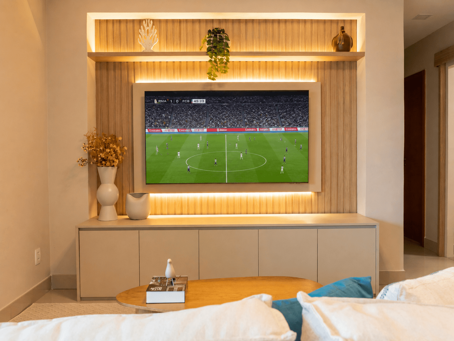 Sala, cocina y terraza cómo iluminar cada espacio para disfrutar un partido