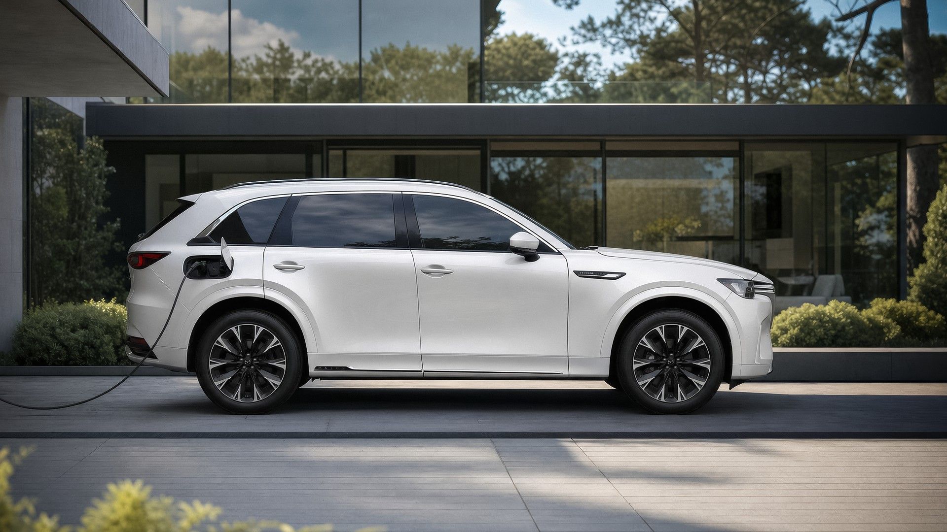 Mazda enchufa su ruta híbrida en México
