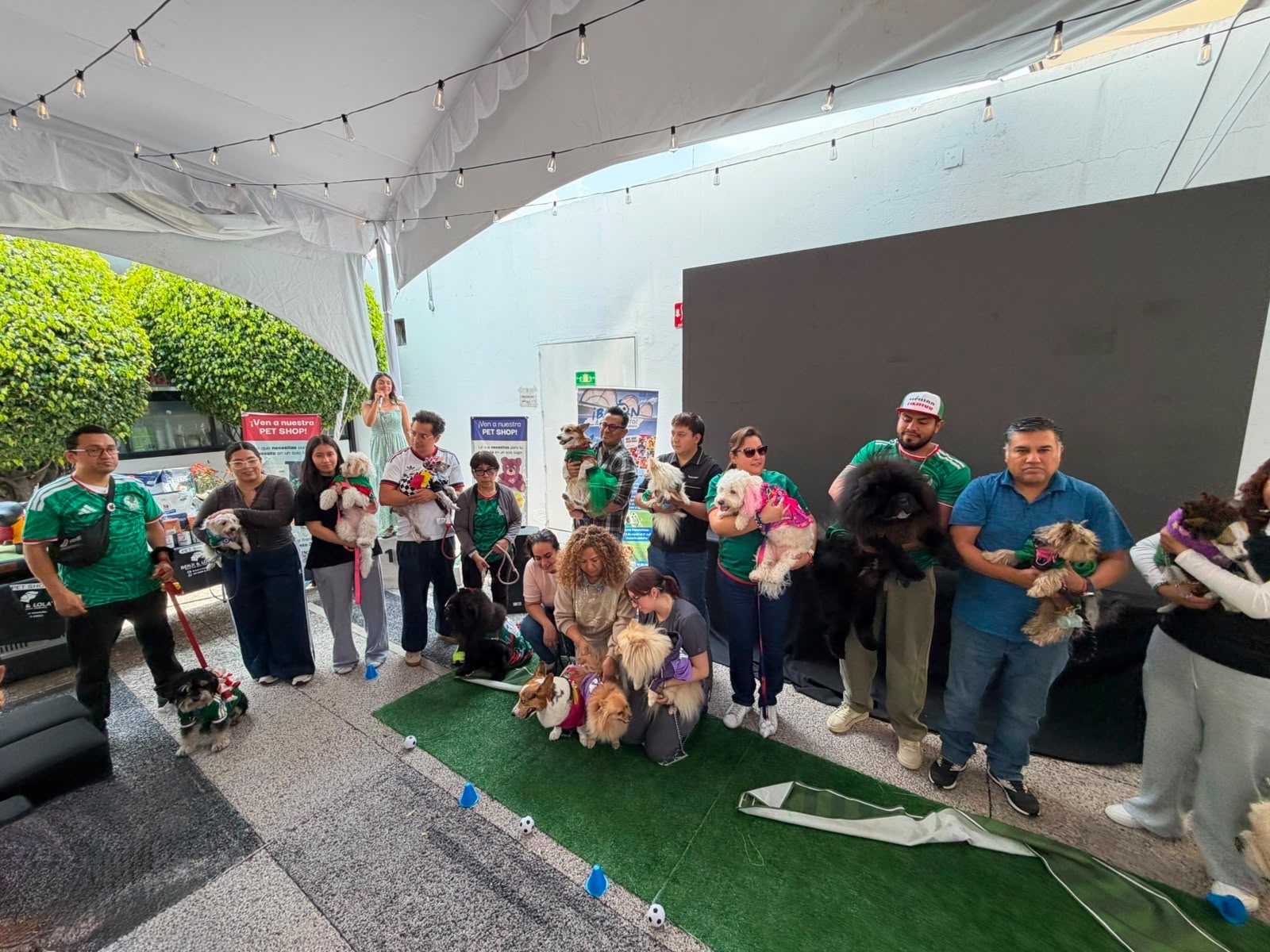 “Peludos Mundialistas” reúne a familias y mascotas en Coyoacán