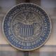 FED mantiene tasa de referencia sin cambio con decisión dividida y sin consenso previo de participantes del mercado