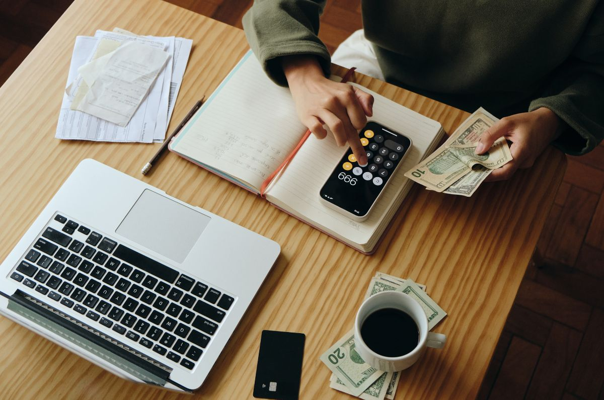 Regreso a clases y vacaciones elevan la presión sobre las finanzas familiares