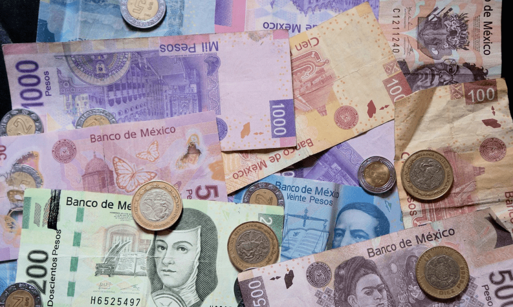 Se aprecia peso a mínimos de 17.11 por carry trade y tiene consecuencias sobre exportaciones y remesas