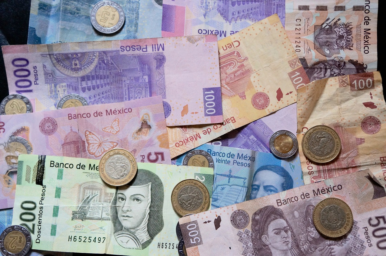 Se aprecia peso a mínimos de 17.11 por carry trade y tiene consecuencias sobre exportaciones y remesas
