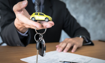 ¿Crédito de agencia automotriz o crédito bancario?