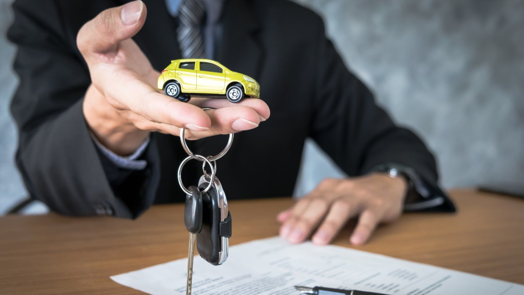 ¿Crédito de agencia automotriz o crédito bancario?